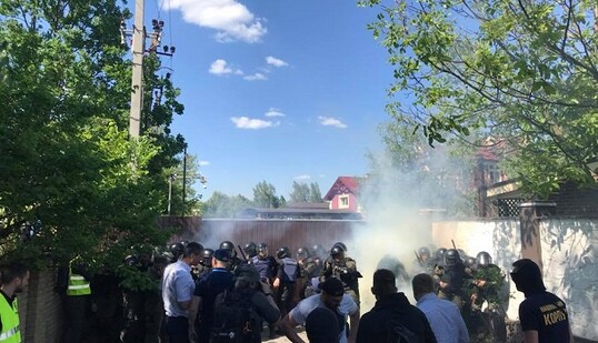 У особняка Левочкина произошли стычки активистов с полицией: опубликованы фото и видео