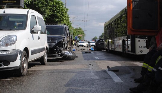 У Запоріжжі в серйозне ДТП потрапили маршрутка і 10 авто: опубліковані фото і відео