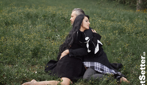 Известный украинский музыкант и его жена снялись полностью голыми на фоне природы: опубликованы фото