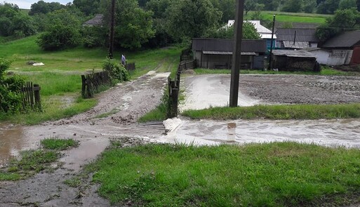 Внаслідок потужної грози під Києвом затопило дороги та городи: в мережі показали фото