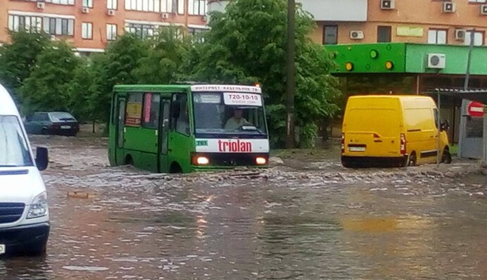 Улицы в Харькове затопило из-за мощного ливня с градом: опубликованы фото и видео