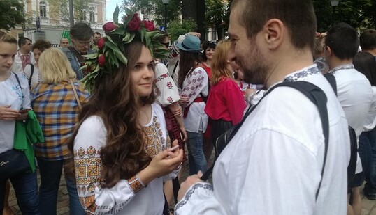 В украинских городах проходят мегамарши вышиванок: опубликованы яркие фото и видео