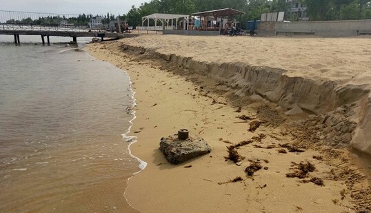 Пісок крадуть прямо з пляжів: з'явилися нові сумні фото з Криму