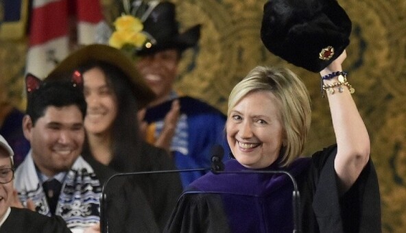 Хілларі Клінтон прийшла на випускний в Єльському університеті в шапці-вушанці: фото і відео