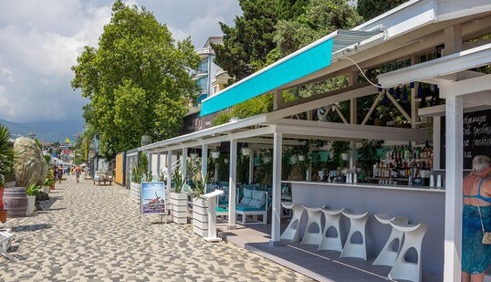 Все еще ждут туристов: в сети показали свежие фото известного пляжа в Крыму