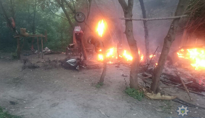 Стреляли и устроили поджог: появились фото и новые детали нападения на лагерь ромов возле Тернополя