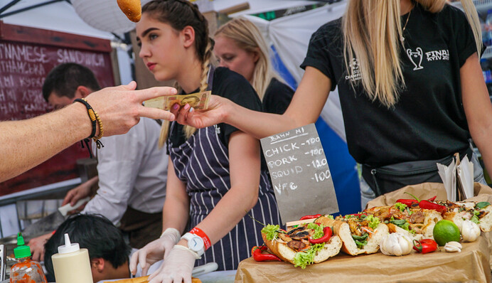 Морозиво по 90, бургери по 130: чим у Києві годують перед фіналом Ліги чемпіонів. Фото