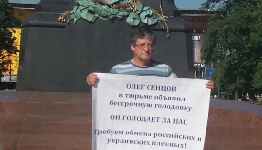 В Москве активист вышел на одиночный пикет в поддержку Сенцова: опубликованы фото и видео