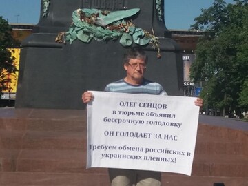 У Москві активіст вийшов на одиночний пікет на підтримку Сенцова: опубліковано фото і відео