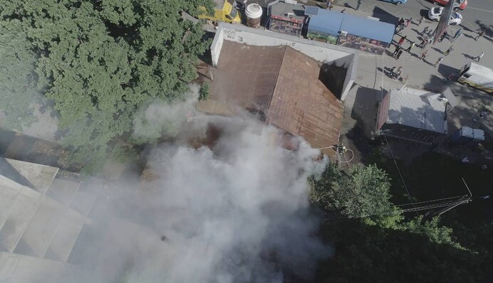 У Києві спалахнула пожежа в будівлі колишнього кінотеатру: опубліковано відео