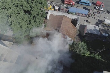 У Києві спалахнула пожежа в будівлі колишнього кінотеатру: опубліковано відео