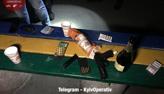 У Києві син з матір'ю влаштували стрілянину у дворі житлового будинку: фото і відео з місця НП