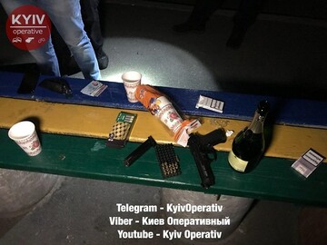 У Києві син з матір'ю влаштували стрілянину у дворі житлового будинку: фото і відео з місця НП