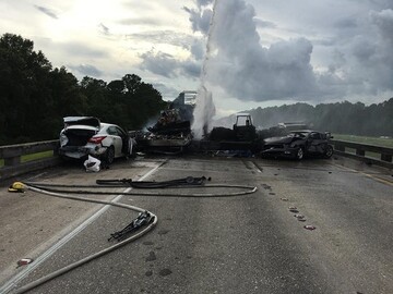 В США произошло массовое ДТП с пожаром, есть жертвы: опубликованы фото и видео