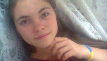 На Донбасі попрощалися з загиблою від обстрілу школяркою: в мережі показали фото