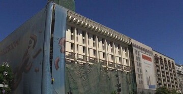 У Києві знімають завісу з Будинку профспілок: опубліковано фото і відео оновленої будівлі