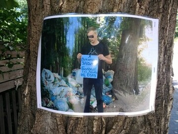 У мережі показали фото, як в Києві провчили сміттєвого вандала