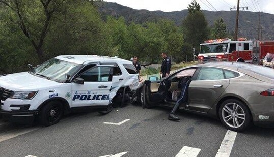 Tesla на автопілоті протаранила машину поліції в США: опубліковано фото