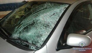 Підлітки влаштували небезпечні забави, кидаючи каміння в машини на трасі Київ - Одеса: фото наслідків