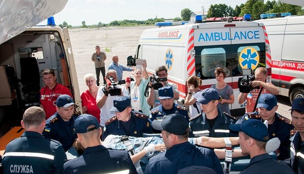 Постраждалих у смертельній аварії дітей доставили літаком з Білорусі в Україну: опубліковано фото