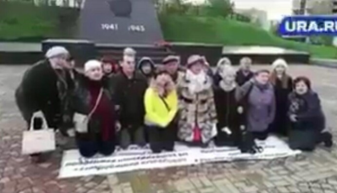 Такий ось російський бунт: в мережі кепкують над відео з росіянами, що стали на коліна перед Путіним