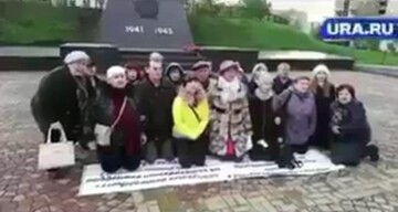 Такий ось російський бунт: в мережі кепкують над відео з росіянами, що стали на коліна перед Путіним