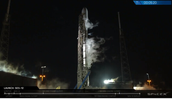 SpaceX Ілона Маска запустила в космос ракету Falcon 9 з новим супутником: опубліковано відео