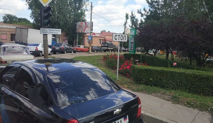 Очереди не уменьшаются: в сети показали свежие фото бензинового кризиса в Донецке