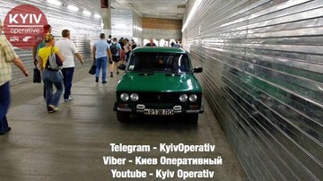 Поспішав на метро: мережі повеселило фото незвичайного "героя паркування" в Києві