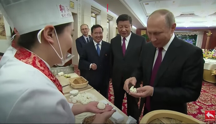 Путін насмішив мережу своїми пельменями: опубліковано фото і відео
