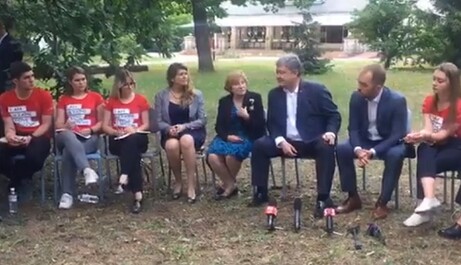 Порошенко в незвичайній обстановці підписав закон про антикорупційний суд: фото