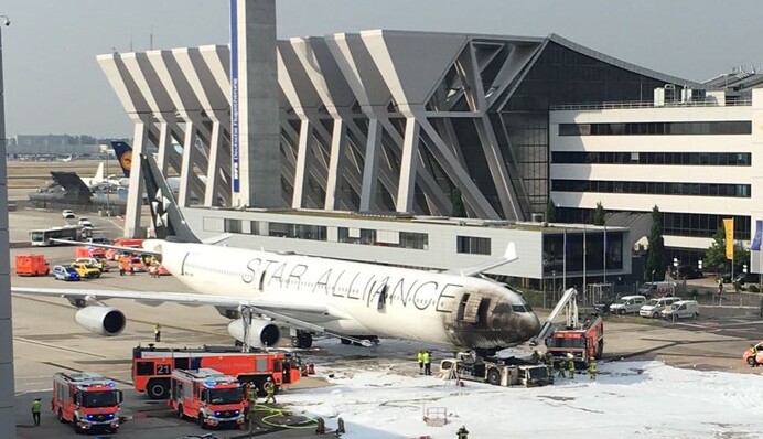 В крупном аэропорту Германии перед взлетом загорелся самолет: опубликованы фото