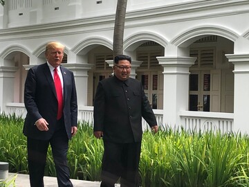 Посмішки, рукостискання і серцевий напад: що відомо про зустріч Трампа з Кім Чен Ином