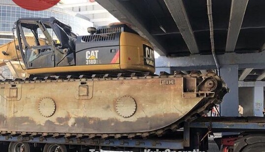 У Києві тягач з вантажем ледь не зруйнував міст: опубліковано фото