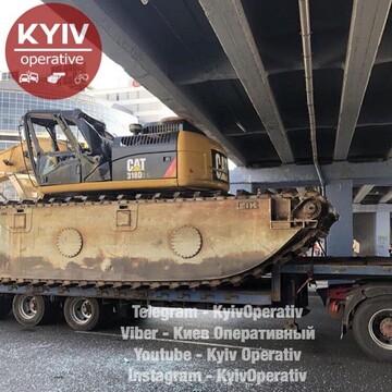 У Києві тягач з вантажем ледь не зруйнував міст: опубліковано фото