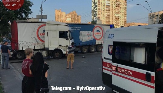 У Києві сталася масштабна ДТП з фурою: опубліковано фото і відео