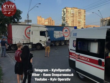 У Києві сталася масштабна ДТП з фурою: опубліковано фото і відео