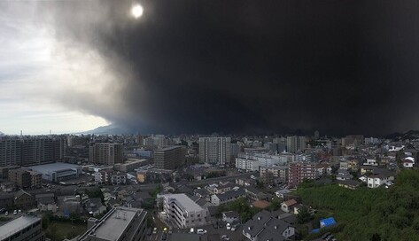 Вулиці засипало шаром попелу: опубліковано фото і відео потужного виверження вулкана в Японії