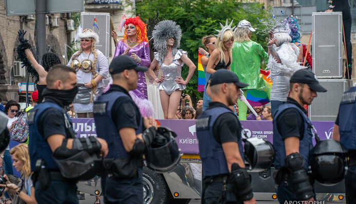 Провокации, задержания и эпатажные персонажи: яркие фото ЛГБТ-марша в Киеве с воздуха