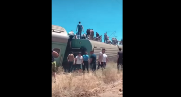Пасажирський потяг зійшов з рейок в Казахстані: з'явилося перше відео