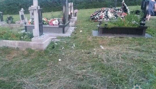 На Закарпатье группа детей устроила погром на кладбище: опубликованы фото
