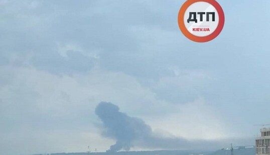 В Киеве крупный пожар в промзоне, столб дыма видно за километры: в сети показали фото