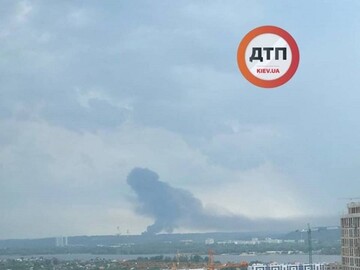 У Києві велика пожежа в промзоні, стовп диму видно за кілометри: в мережі показали фото