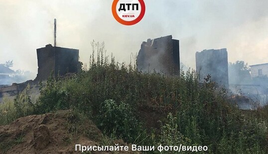 Будинок згорів від удару блискавки: з'явилися нові фото великої пожежі в Києві