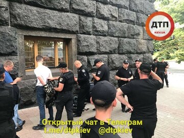 У центрі Києва затримали дивного хлопця зі зброєю, який кричав 