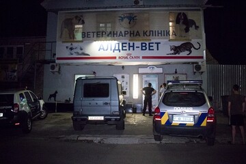 Били вогнегасником і різали ножем: ЗМІ розповіли про страшний напад в київській клініці і показали фото