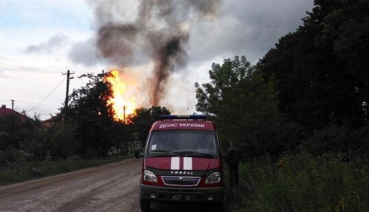 На заводі біля Тернополя спалахнула масштабна пожежа: опубліковано фото і відео