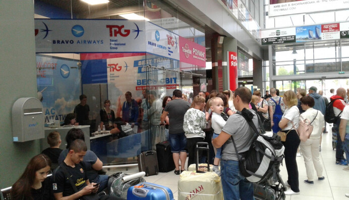 Кілька днів чекати літак: стало відомо про нові пригоди туристів в київському аеропорту