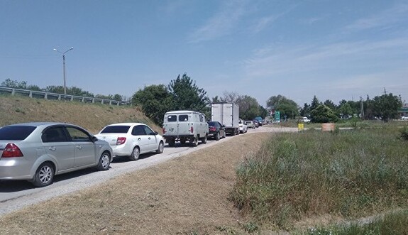Ждать нужно часами: в сети показали фото огромной очереди за топливом в Крыму