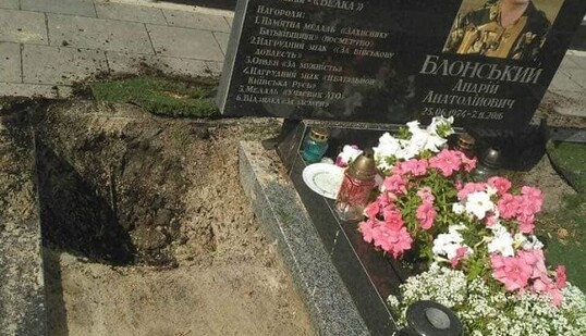 Вандалы разгромили могилу бойца АТО под Киевом: опубликованы фото